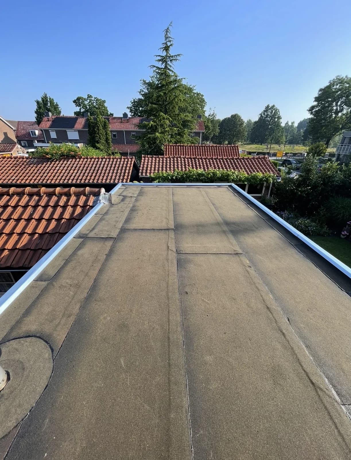 Bestaand bitumen dak met net gemonteerde nieuwe daktrim
