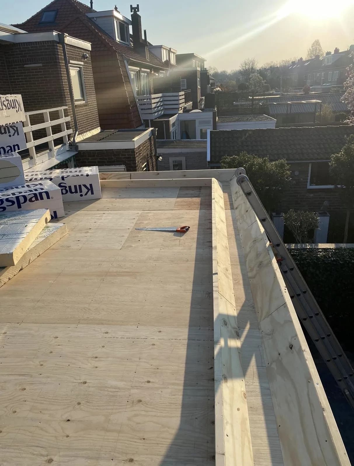 Nieuwe dakopbouw met houten opstanden en pakken isolatieplaten