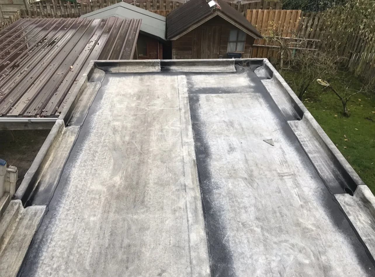 Bitumen dak op een schuur met opnieuw afgewerkte naden en randen